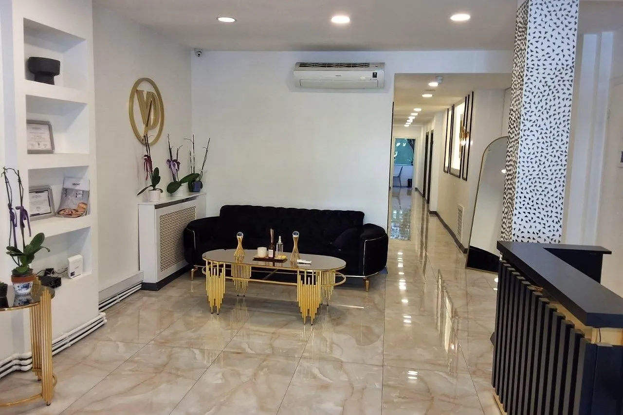 VÉRA DERM BEAUTY bekleme salonu, VD monogram ve oturma alanı