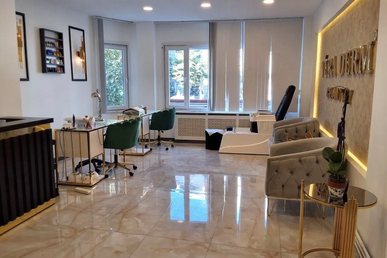 VÉRA DERM BEAUTY Osmanbey salonunda aydınlık manikür alanı ve yeşil koltuklar