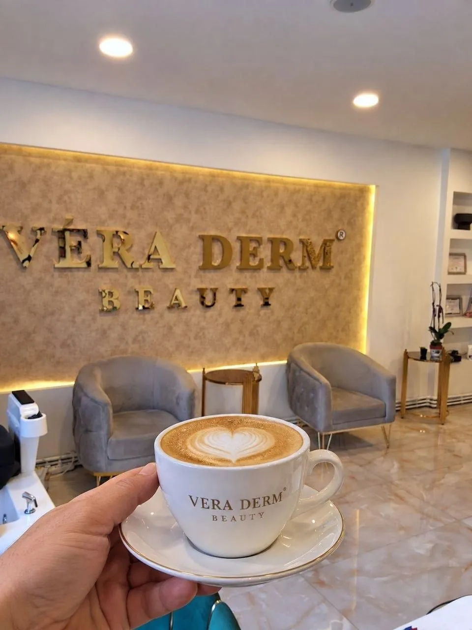 VÉRA DERM BEAUTY markalı detay ve salon atmosferi
