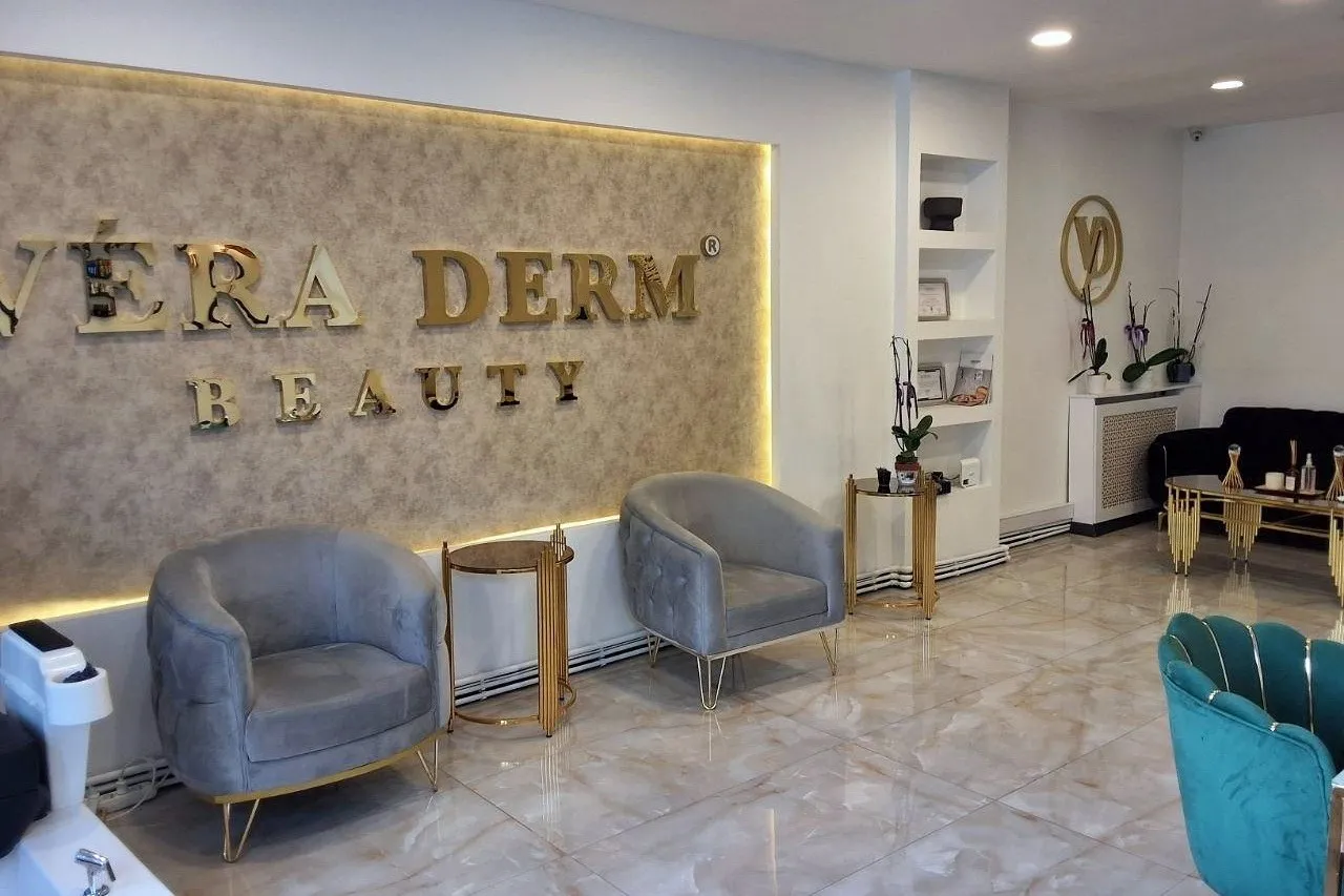 VÉRA DERM BEAUTY marka duvarı ve salon bekleme koltukları