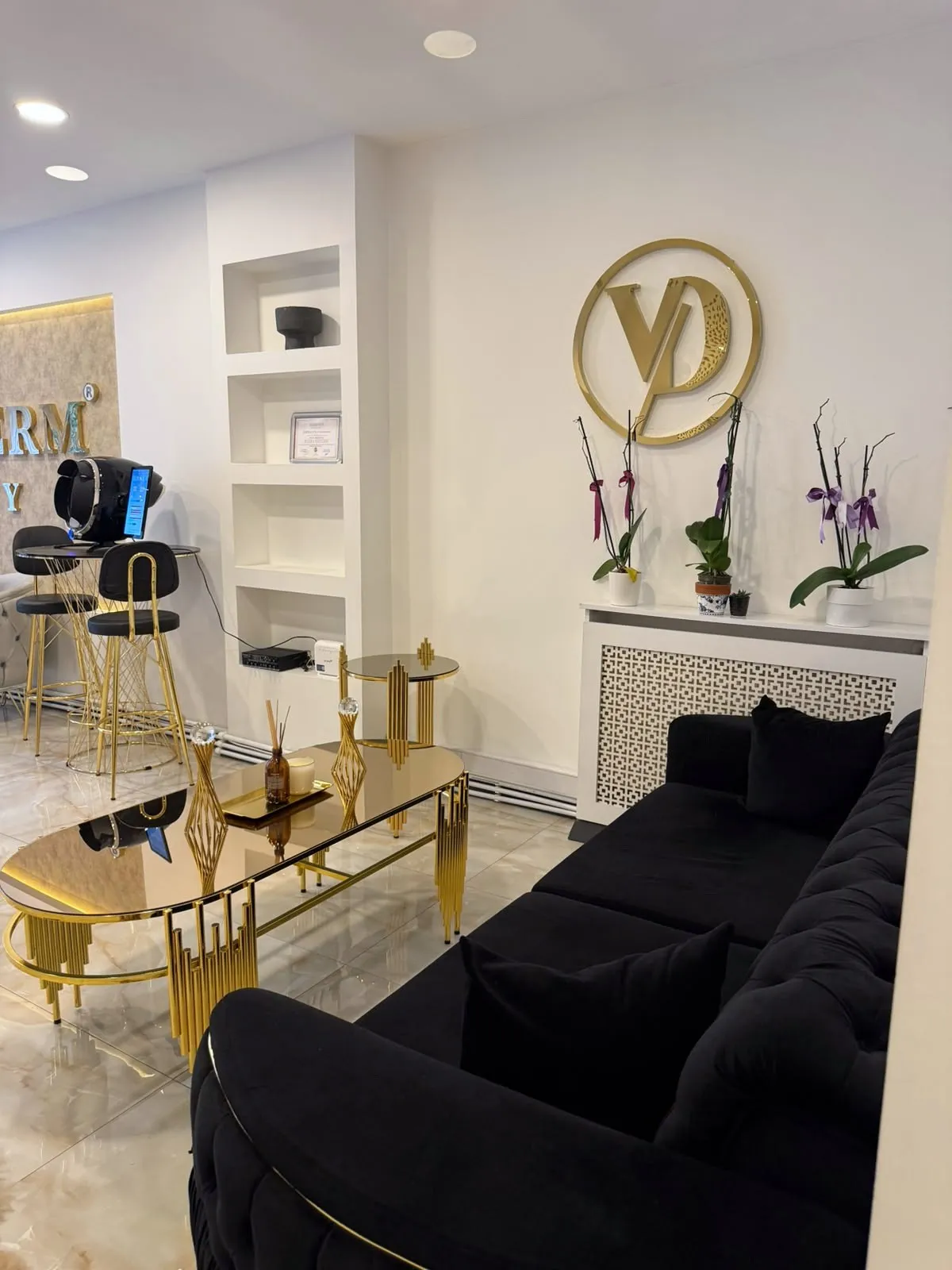 VÉRA DERM BEAUTY salon oturma alanı ve VD monogram