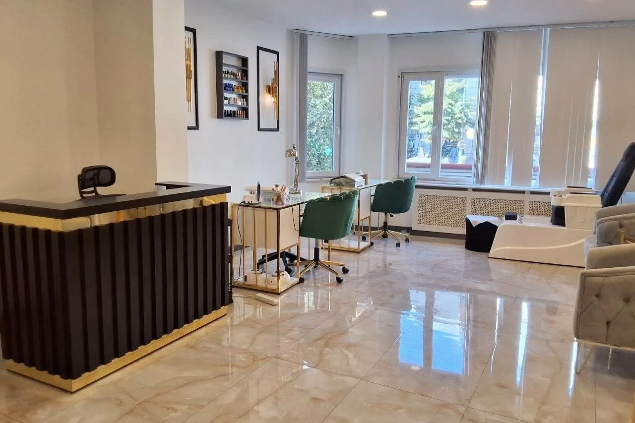 VÉRA DERM BEAUTY Osmanbey salonunun genel görünümü: manikür alanı ve bekleme salonu