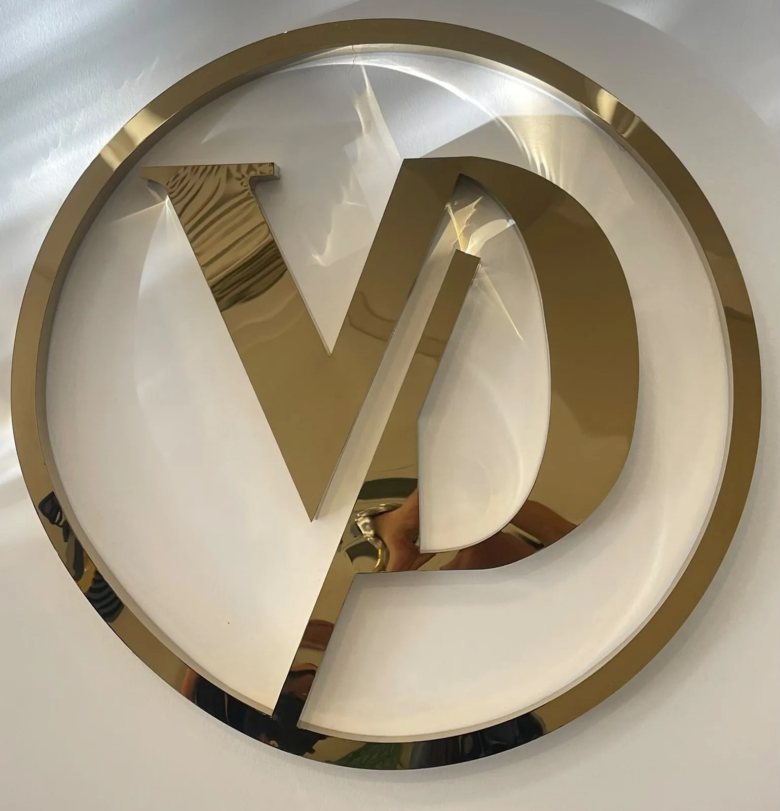 VÉRA DERM VD altın monogram detayı